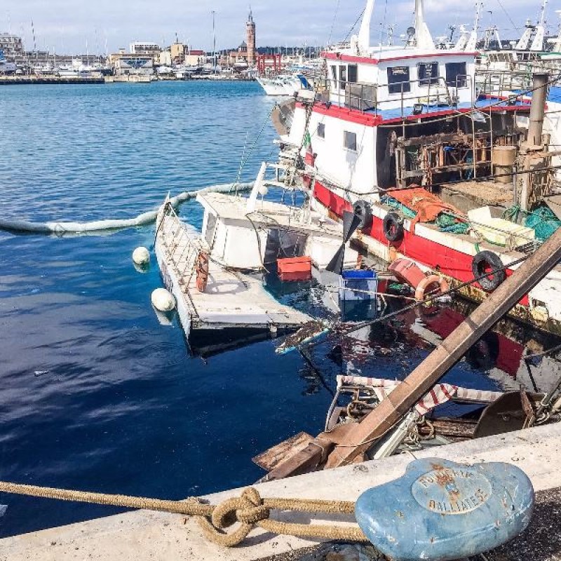 Peschereccio Affonda Al Porto Di Civitanova Civitanovalive