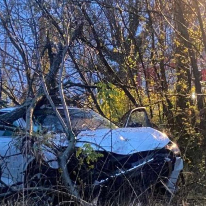 GIOVANE DONNA ESCE DI STRADA LUNGO LA PROVINCIALE A CIVITANOVA